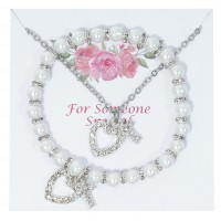 Pearl Brac With Crystal Pendant